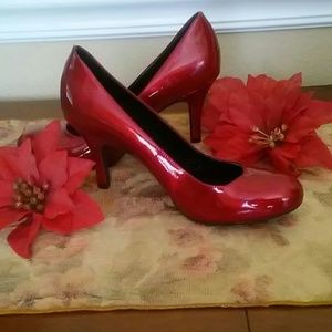 Gianni Bini size 6.5 M red patent pumps ❤️
